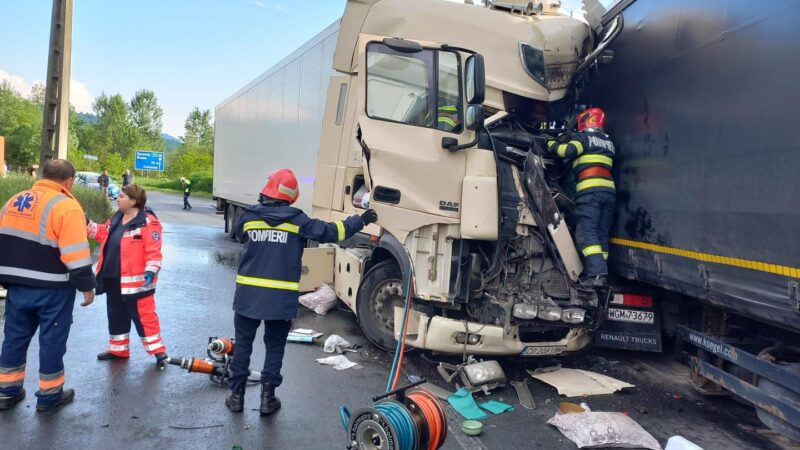 Tirist bulgar a decedat în urma unui accident grav. Două TIR-uri s-au ciocnit violent pe DN 6!