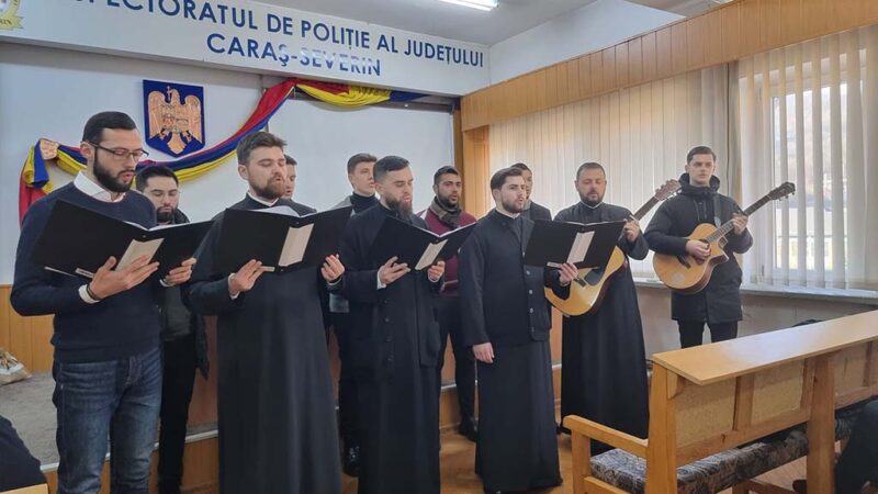 „AUR, SMIRNĂ ȘI TĂMÂIE”, în glas de colind, aduse în inimile polițiștilor cărășeni de corul Episcopiei Caransebeșului