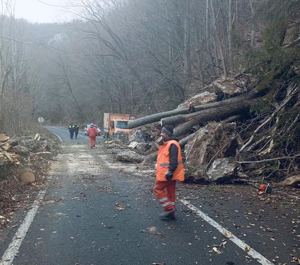 Alunecări de teren pe DN 57B Anina. Se circulă pe jumătate de cale!