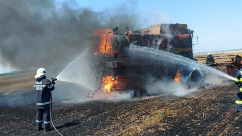 O combină agricolă a luat foc în lanul de grâu!