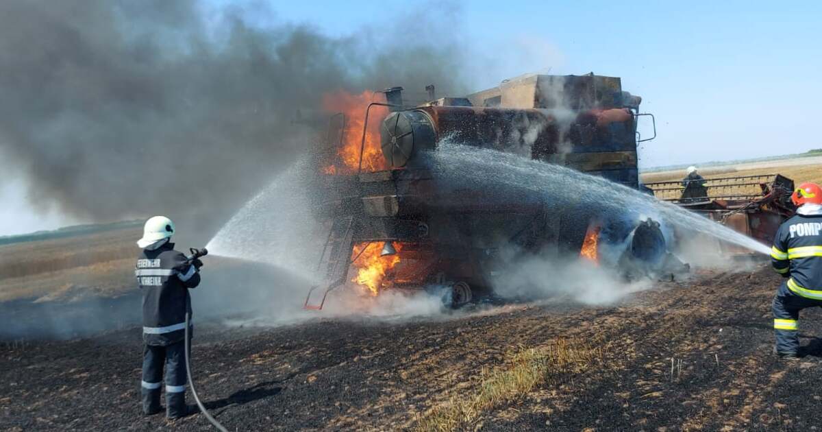 O combină agricolă a luat foc în lanul de grâu!