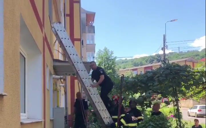 Jandarmii și pompierii cărășeni au salvat o doamnă căzută în propriul apartament!