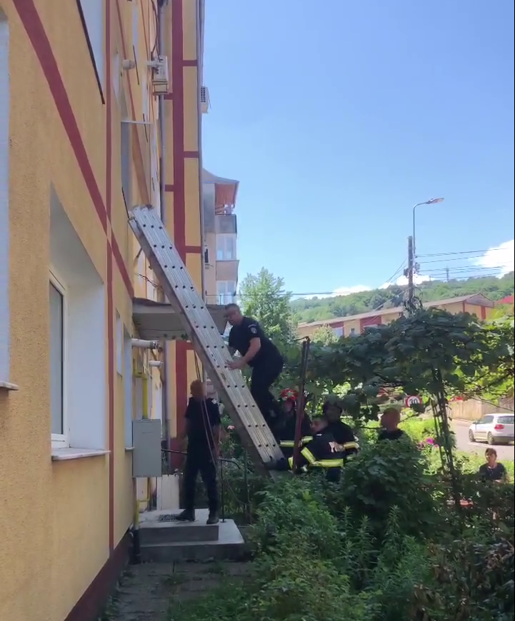 Jandarmii și pompierii cărășeni au salvat o doamnă căzută în propriul apartament!