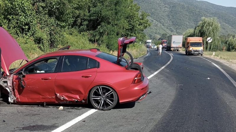 Accident rutier între un TIR și un autoturism. Partea bună- nu au fost victime… Partea proastă – s-a scurs carburant pe asfalt!