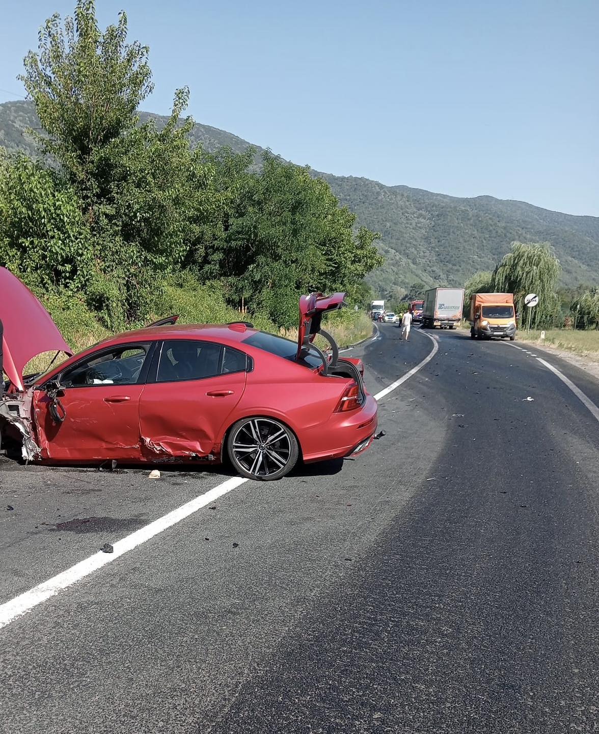 Accident rutier între un TIR și un autoturism. Partea bună- nu au fost victime… Partea proastă – s-a scurs carburant pe asfalt!