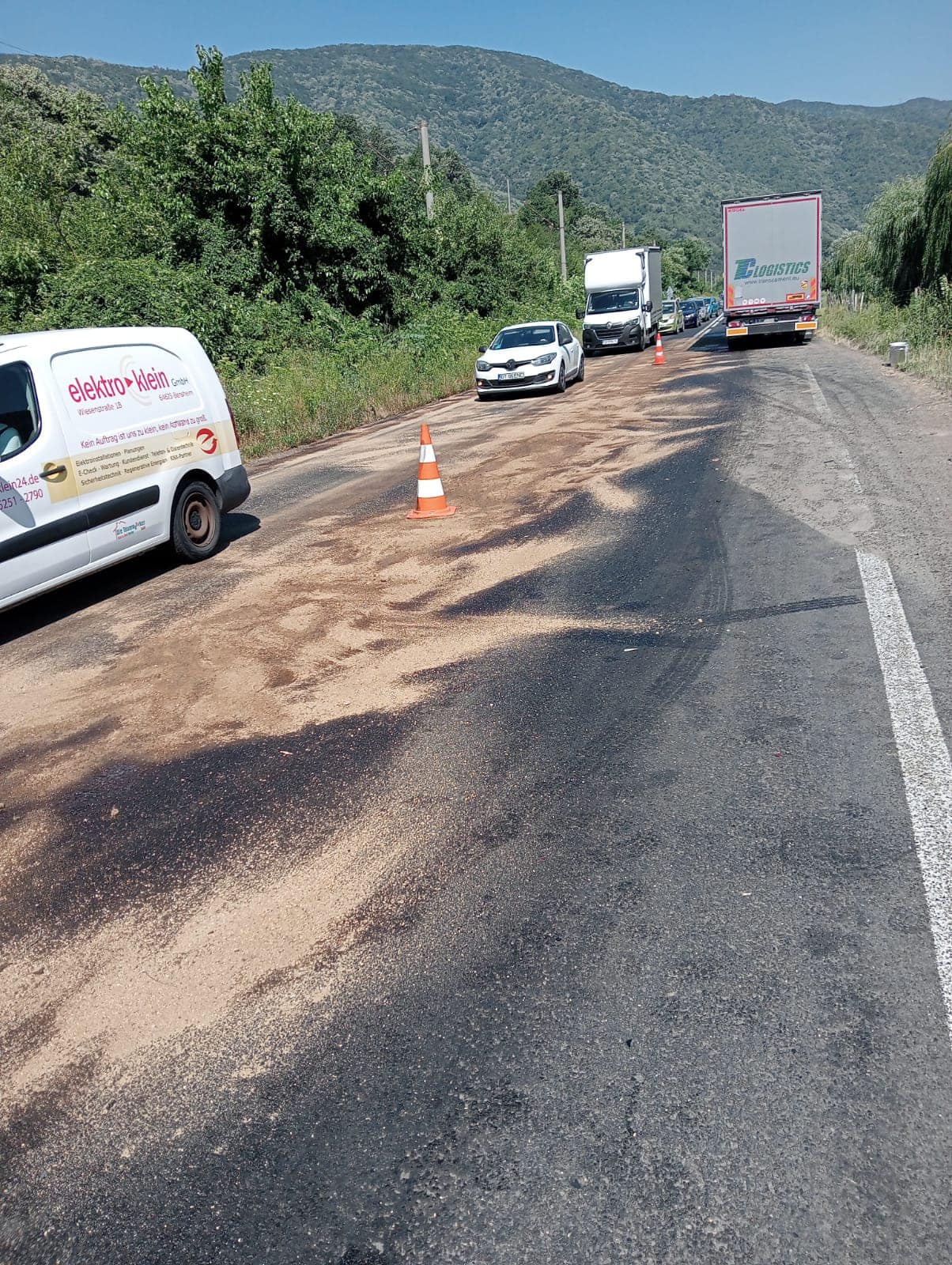 Accident rutier între un TIR și un autoturism. Partea bună - nu au fost victime... Partea proastă - s-a scurs carburant pe asfalt!