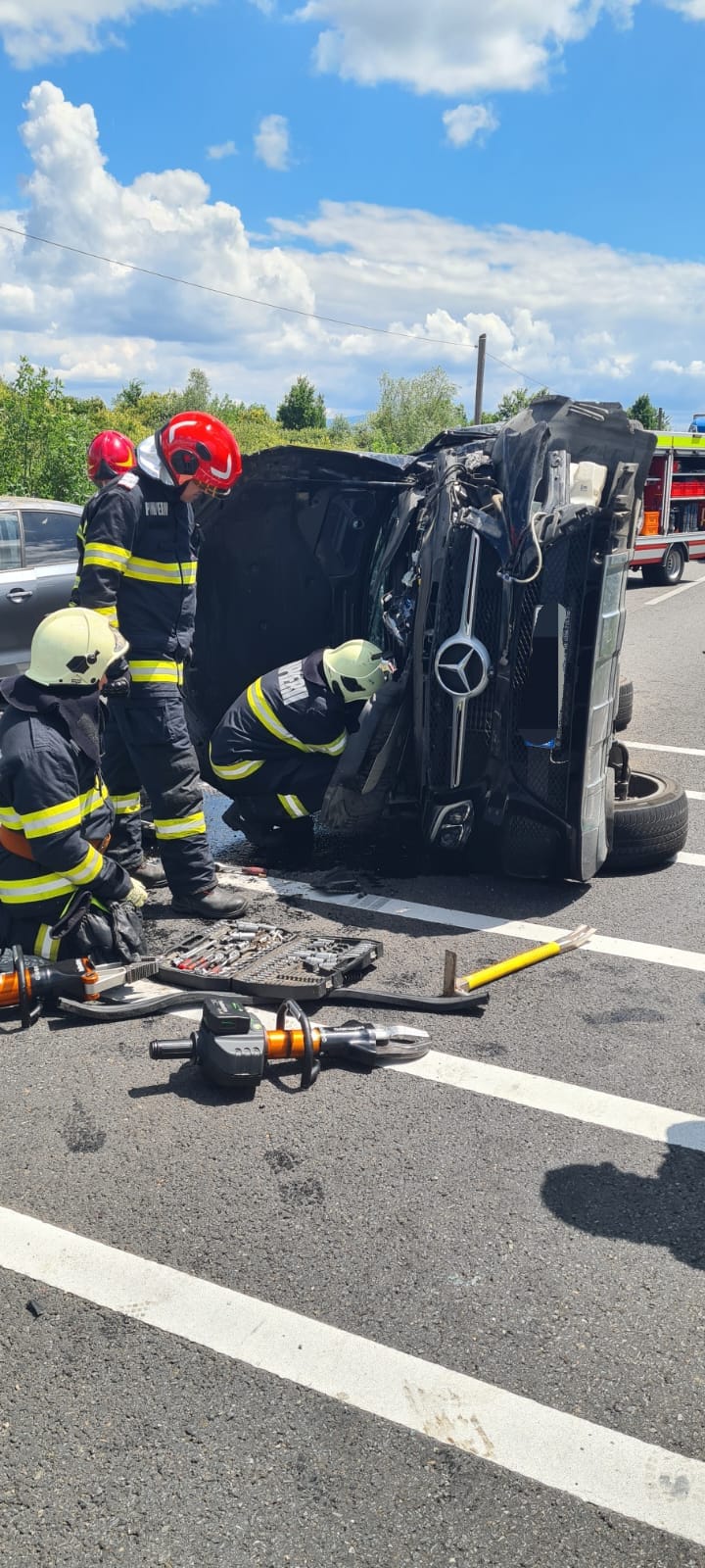 Un tir a distrus două autoturisme pe DN6!