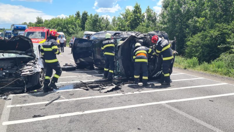 Un tir a distrus două autoturisme pe DN6!