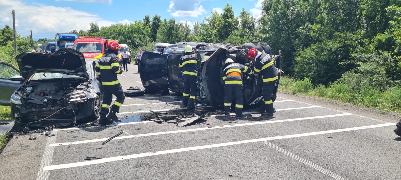 Un tir a distrus două autoturisme pe DN6!