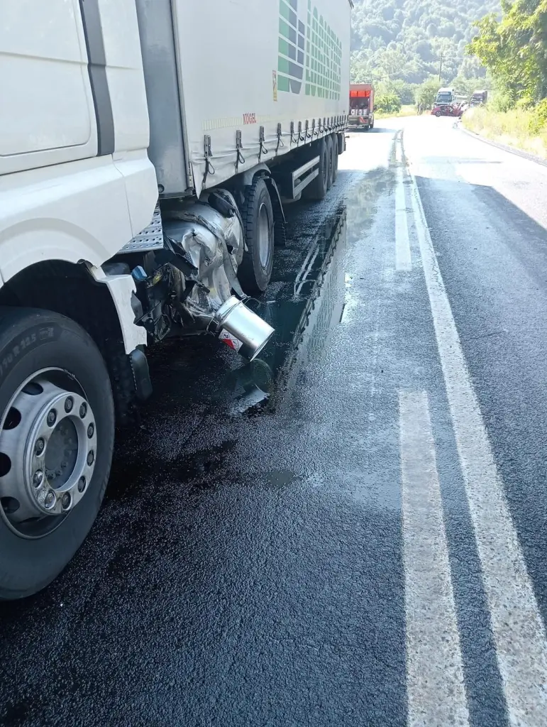 Accident rutier între un TIR și un autoturism. Partea bună - nu au fost victime... Partea proastă - s-a scurs carburant pe asfalt!