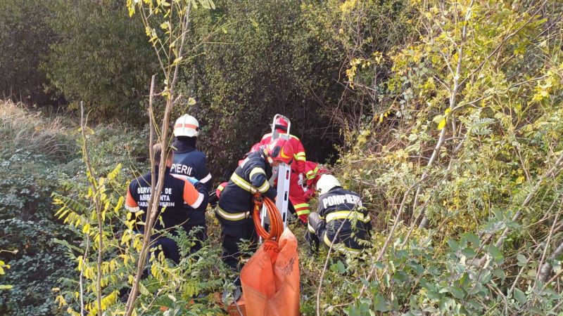 Tragedie auto! O femeie de 48 ani s-a răsturnat cu autoturismul într-o râpă