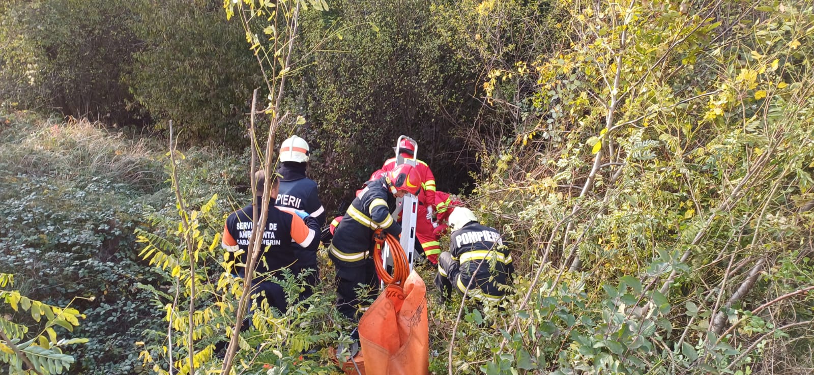 Tragedie auto! O femeie de 48 ani s-a răsturnat cu autoturismul într-o râpă