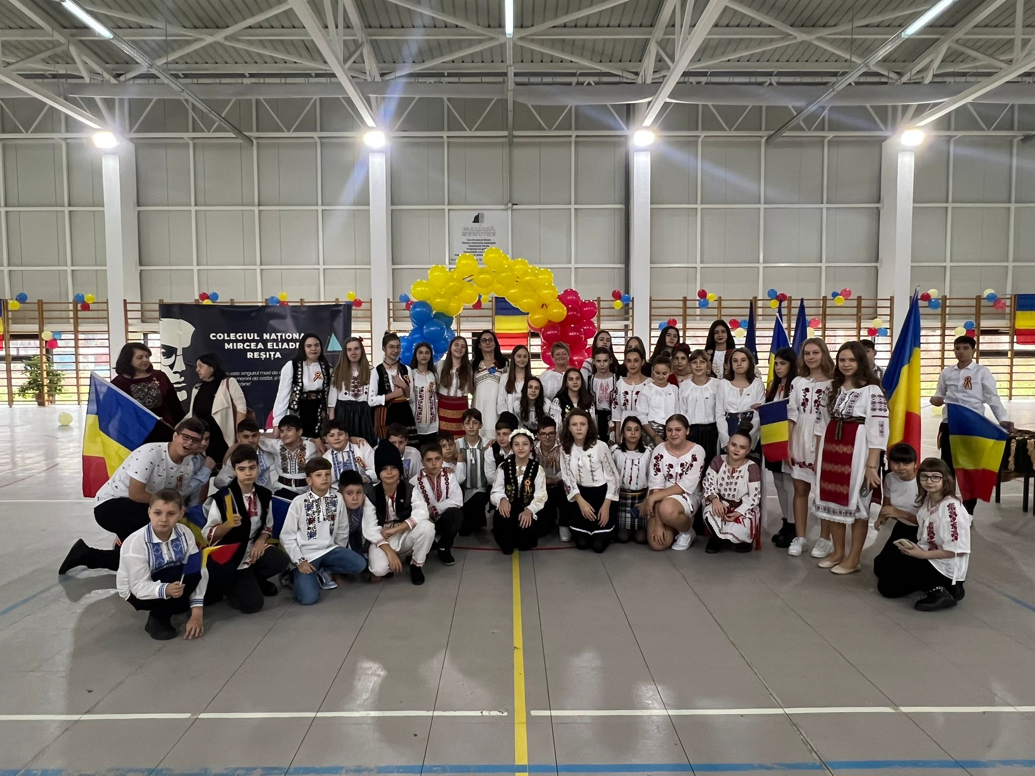 Cel mai lung steag tricolor din România la Colegiul Naţional Mircea Eliade Reșița