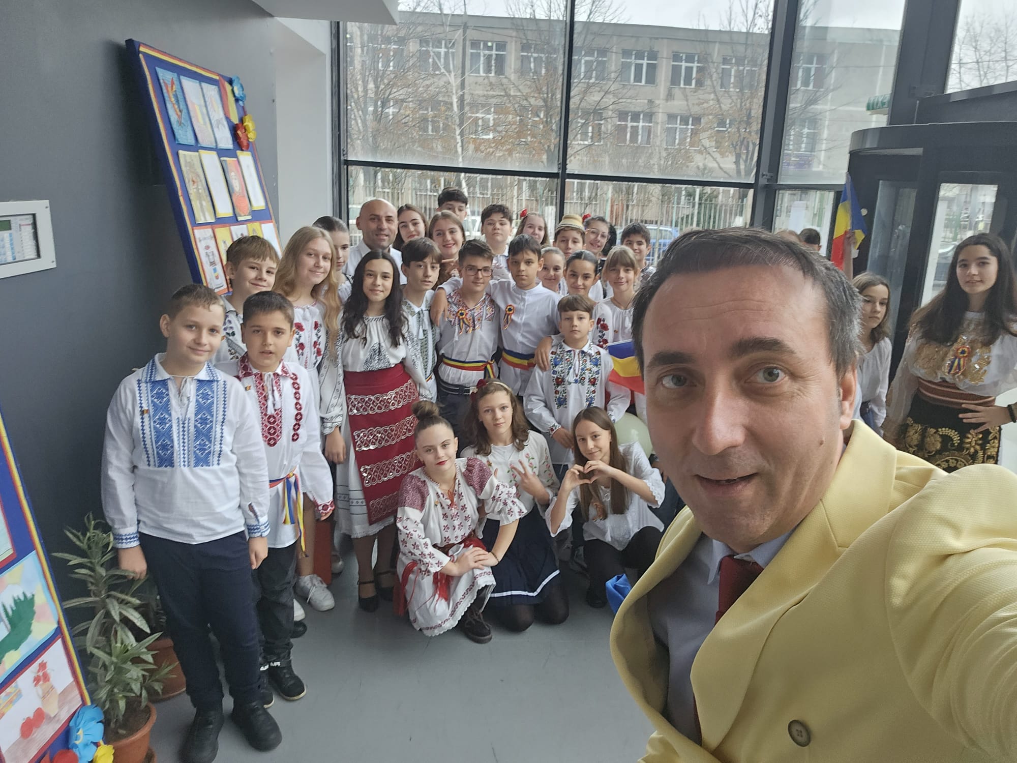 Cel mai lung steag tricolor din România la Colegiul Naţional Mircea Eliade Reșița