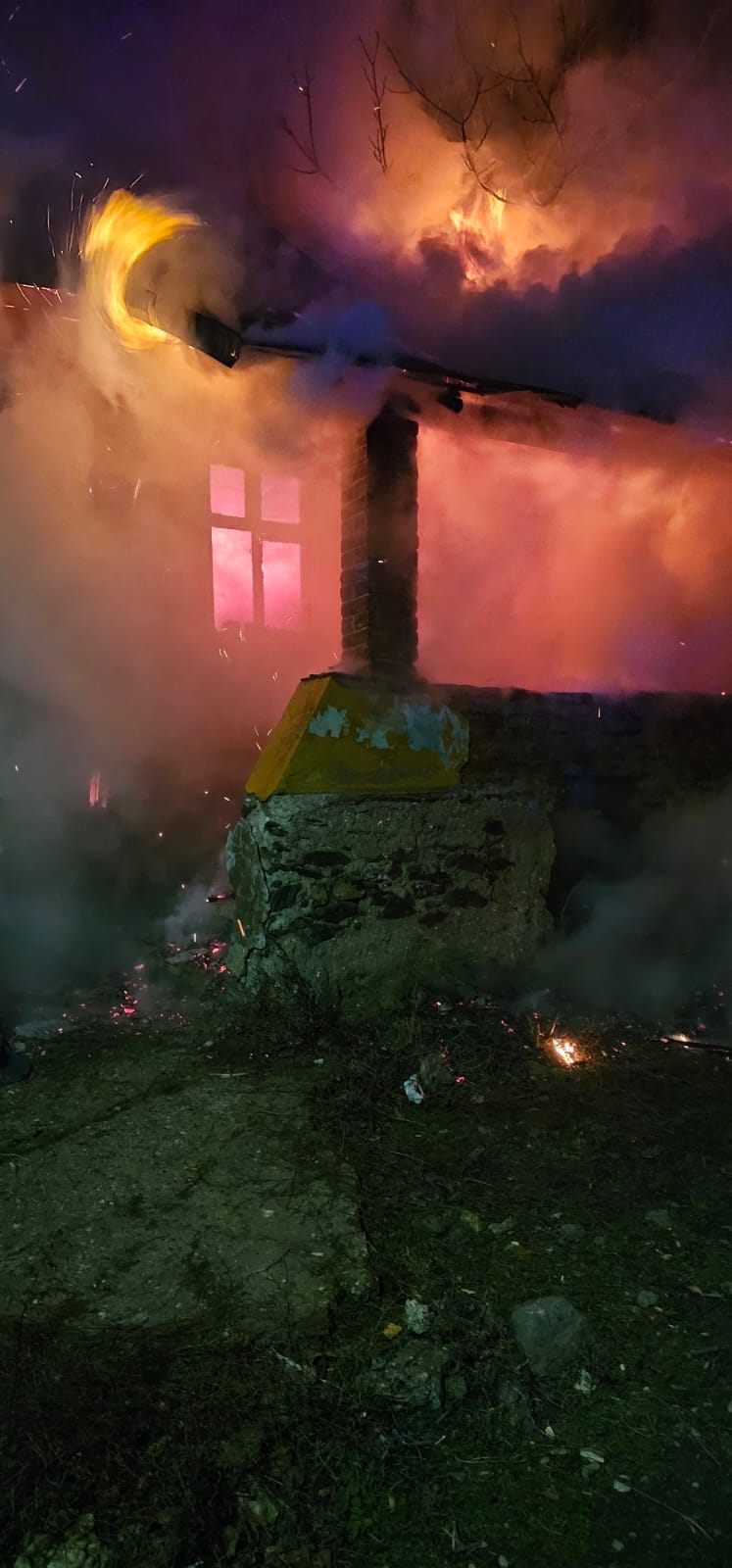 Casa salvată la timp de la un incendiu violent!